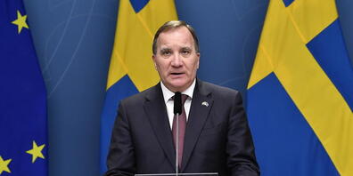 Der schwedische Ministerpräsident Stefan Löfven spricht bei einer Pressekonferenz in Stockholm über die Corona-Beschränkungen an den bevorstehenden Feiertagen. Foto: Henrik Montgomery/TT NEWS AGENCY/AP/dpa