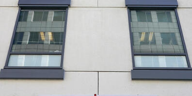 Das Logo von Moderna am Hauptsitz des Konzerns. Foto: Elise Amendola/AP/dpa/Archiv