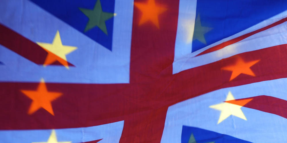Die Sterne einer EU-Fahne scheinen durch einen britischen Union Jack. Foto: Yui Mok/PA Wire/dpa