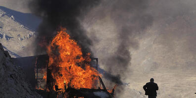 ARCHIV - Ein brennendes Auto nahe der Grenze zwischen Berg-Karabach und Armenien. Foto: ---/AP/dpa