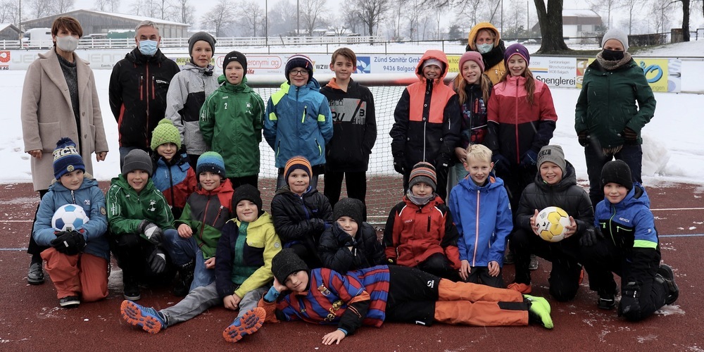 Zwanzig Kinder freuten sich zusammen mit Müttern und Silvia Troxler, Gemeindepräsidentin, sowie Stefan Zünd, Leiter Sportanlagen, bei der Übergabe über die neuen Fussballtore (Bild: zVg)