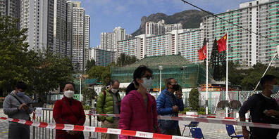 Schlangestehen vor einem Corona-Testzentrum in Hongkong. Foto: Kin Cheung/AP/dpa