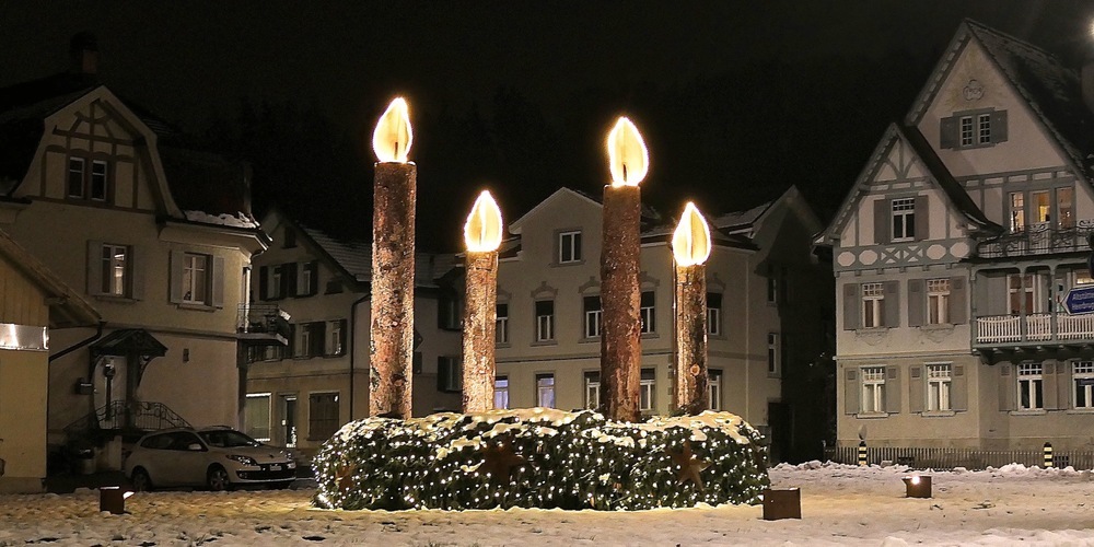 Der grösste Adventskranz des Rheintals steht in Berneck (Bild: Ulrike Huber)
