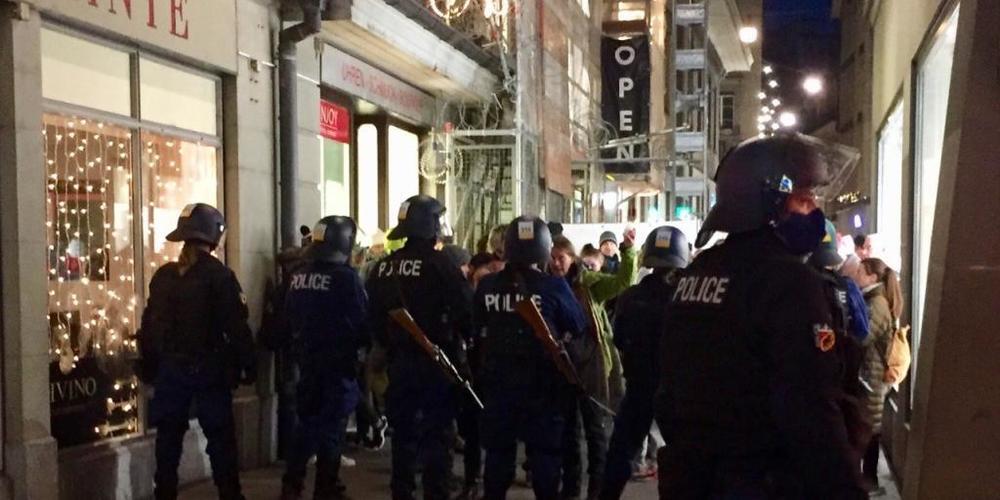 Die Polizei hält im Berner Ryffligässchen die Kundgebungsteilnehmer in Schach.