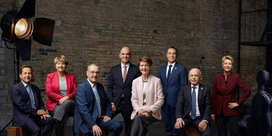 Der Bundesrat will sich gegen Covid-19 impfen lassen - das offizielle Bundesratsfoto 2020 zeigt (v.l.) Bundeskanzler Walter Thurnherr und die Bundesräte Viola Amherd, Guy Parmelin, Alain Berset, Simonetta Sommaruga, Ignazio Cassis, Ueli Maurer und...