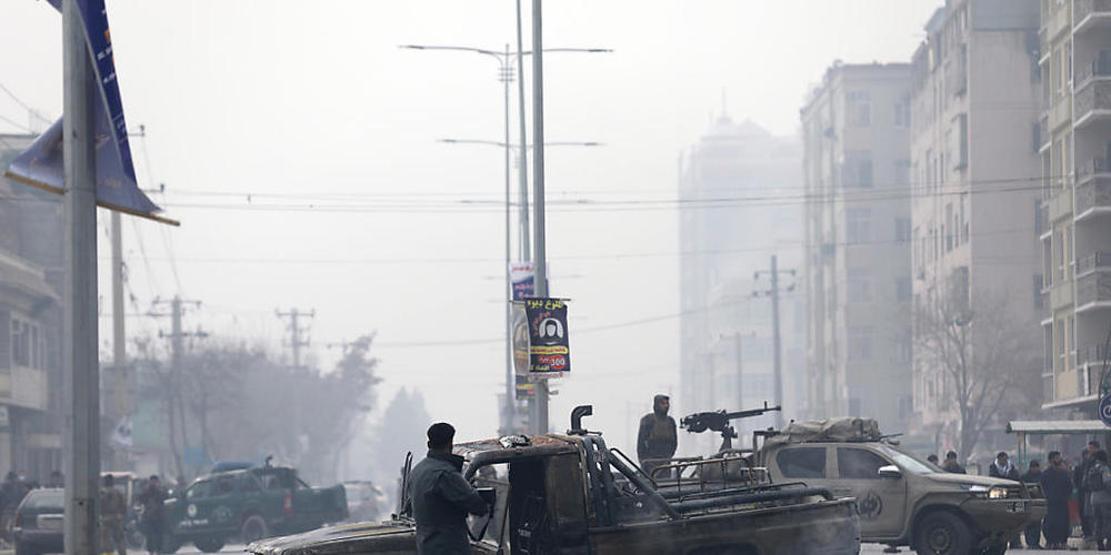 Sicherheitleute am Ort des mutmaßlichen Bombenanschlags. Foto: Rahmat Gul/AP/dpa