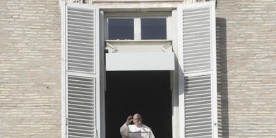 Papst Franziskus spricht das Angelus-Gebet vom Fenster seines Arbeitszimmers mit Blick auf den Petersplatz. Foto: Gregorio Borgia/AP/dpa