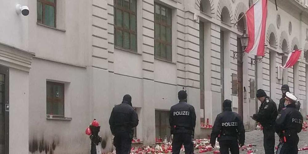SCREENSHOT - Polizisten stehen am verwüsteten Gedenkort in der Seitenstettengasse. Bei dem Anschlag sind Anfang November vier Zivilisten getötet worden. Foto: -/APA/NEOS/dpa - ACHTUNG: Nur zur redaktionellen Verwendung und nur mit vollständiger Ne...