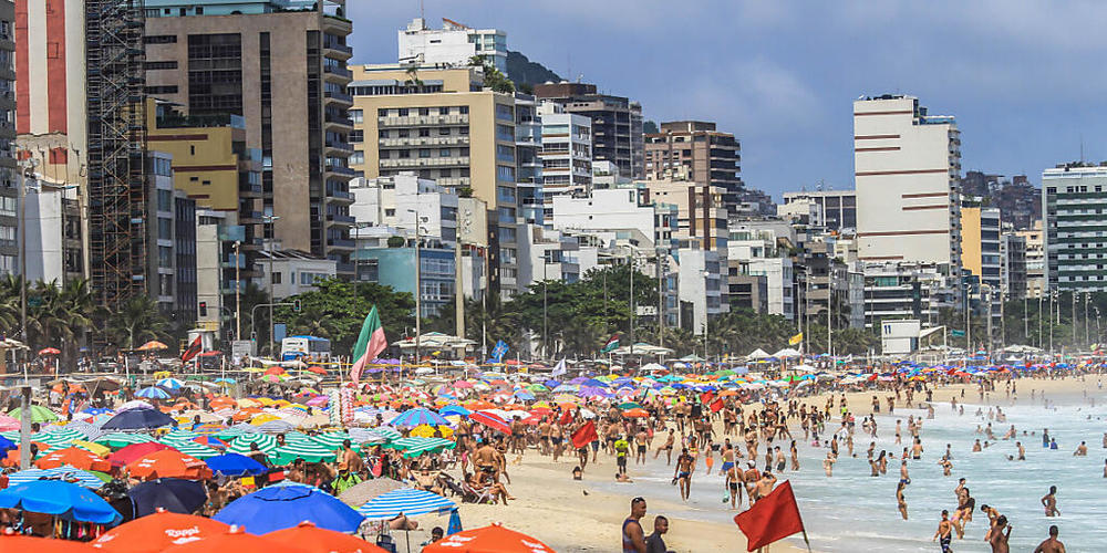 Viele Badegäste liegen dicht an dicht am Strand von Leblon. Foto: Ellan Lustosa/ZUMA Wire/dpa