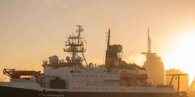 ARCHIV - Das Forschungsschiff "Polarstern" kehrt nach einjähriger MOSAiC-Expedition durch die Wesermündung nach Bremerhaven zurück. Foto: Mohssen Assanimoghaddam/dpa