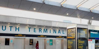 Eine Frau wartet im Süd-Terminal auf einen Aufzug im Flughafen Gatwick. Wegen der in Großbritannien entdeckten neuen Variante des Coronavirus werden Flüge von dort nach Deutschland und in andere EU-Staaten weitgehend gestoppt. Foto: Gareth Fuller/...
