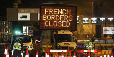 dpatopbilder - Polizei und Hafenpersonal weisen ankommende Fahrzeuge an einer Straßensperre vor dem Hafen von Dover in der Grafschaft Kent ab, der nach der Ankündigung der französischen Regierung, in den nächsten 48 Stunden keine Passagiere aus Gr...