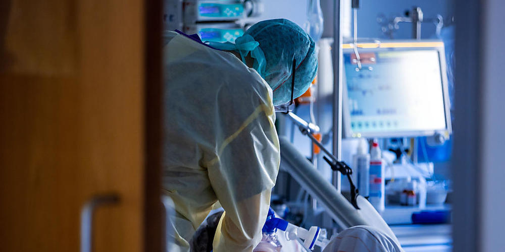 ARCHIV - Eine Pflegekraft versorgt im besonders geschützten Teil der Intensivstation des Universitätsklinikums einen Corona-Patienten. Foto: Jens Büttner/dpa-Zentralbild/dpa