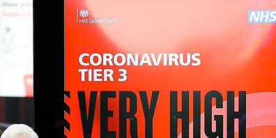 dpatopbilder - Ein Plakat des britischen Gesundheitsdienstes NHS mit der Aufschrift "Coronavirus Tier 3. Very high alert" (Coronavirus Stufe 3. Sehr hohe Alarmstufe) steht in der Londoner Innenstadt. Foto: Dinendra Haria/SOPA Images via ZUMA Wire/dpa