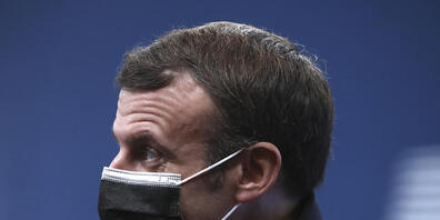 Emmanuel Macron, Präsident von Frankreich, trägt eine Mund-Nasen-Maske. Macron ist derzeit in Corona-Isolation. Foto: Yves Herman/Pool Reuters/AP/dpa