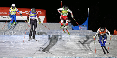 Entscheidung unter Flutlicht: Der Skicross-Weltcup verspricht heute und morgen in Arosa zwei spannende Renntage. (Bild: Keystone)
