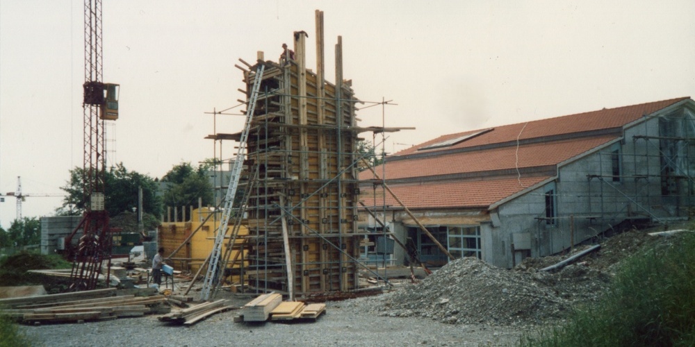 Bauzustand im April 1990. Die Baufirma Hans Müller, Forch, schaffte die Ausführung auf die Weihe am 2. Dezember.