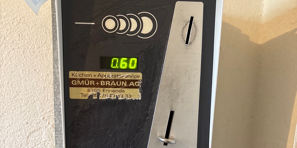 Eine unbekannte Täterschaft drang in den Keller eines Wohnblocks, scheiterte beim Aufbrechen dieser Waschmaschinen-Kasse und haute ab.
