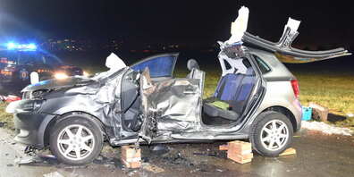 Die Feuerwehr musste das Dach des Kleinwagens aufschneiden, um die verletzte Lenkerin zu befreien (Bild: kapo.sg.ch)