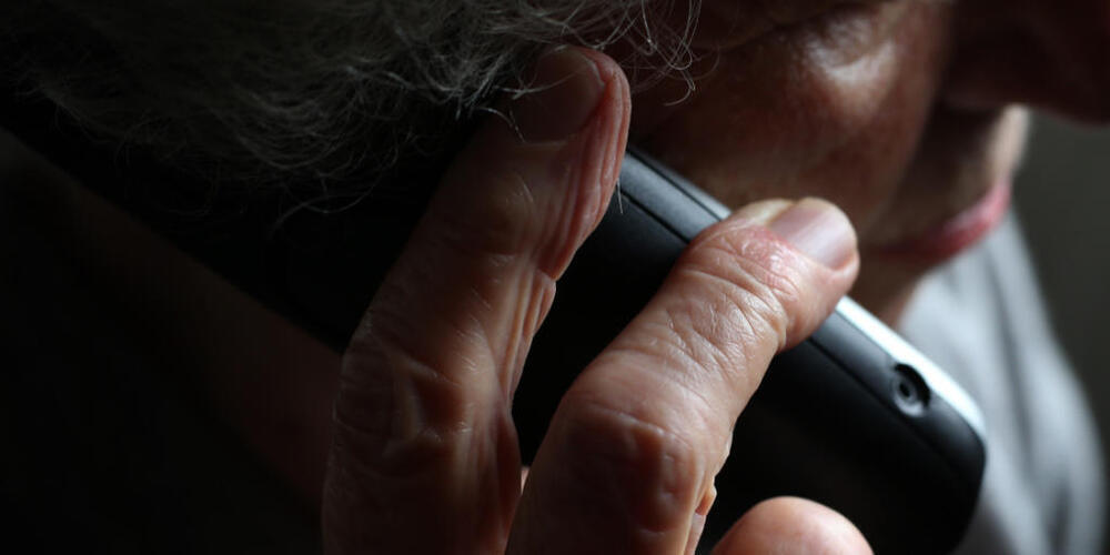 Eine ältere Frau telefoniert mit einem schnurlosen Festnetztelefon. Telefonbetrüger hatten am Mittwoch in Schaffhausen Erfolg bei einer Seniorin.