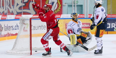 Andrew Rowe (SCRJ) erzielt das 3:2 gegen Zug-Torhüter Leonardo Genoni. (FotoThomas Oswald)