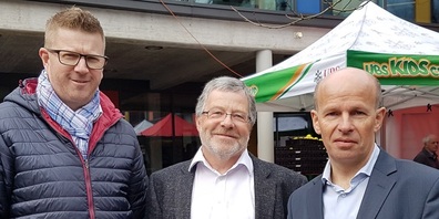 Schulratspräsident Köbi Zimmermann, umrahmt von seinem Nachfolger Peter Haag (links) und Gemeindepräsident Stefan Frei.