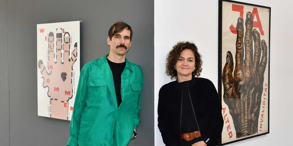 Das Museumbickel präsentiert zwei Plakatgestalter: Dafi Kühne (links) und stellvertretend Kuratorin Noëmi Bechtiger zwischen Plakaten von Kühne und Bickel.