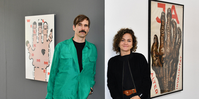 Das Museumbickel präsentiert zwei Plakatgestalter: Dafi Kühne (links) und stellvertretend Kuratorin Noëmi Bechtiger zwischen Plakaten von Kühne und Bickel.