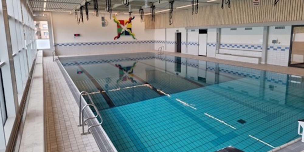Das Hallenbad Herrenacker in Uznach nach der Sanierung und Erneuerung. In den nächsten Wochen wird eine hängende Erlebnisanlage installiert.