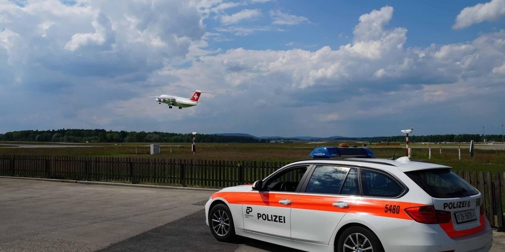 Polizeiauto am Flughafen. (Symbolbild)