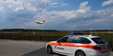 Polizeiauto am Flughafen. (Symbolbild)