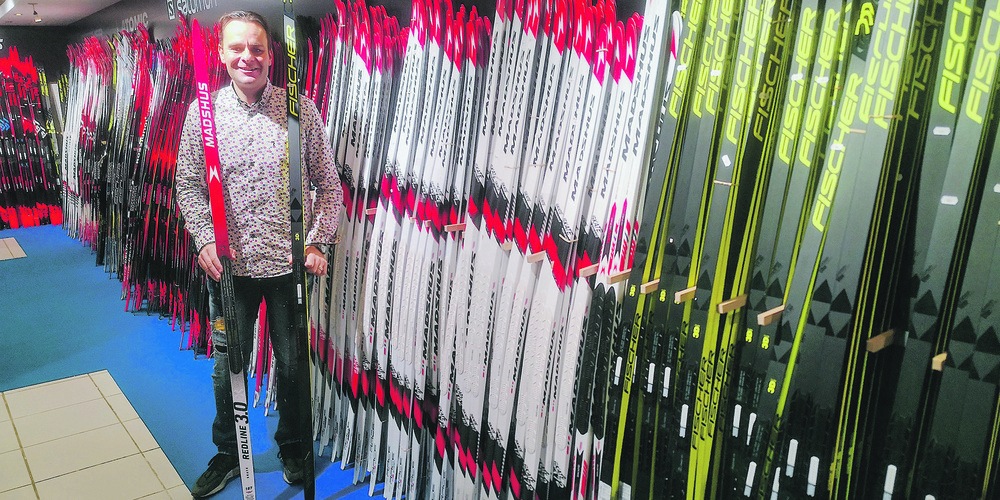 Langlaufskier, soweit das Auge reicht: Daniel Grab präsentiert die Auswahl in seinem Geschäft. (Bild: Wolfgang Holz)