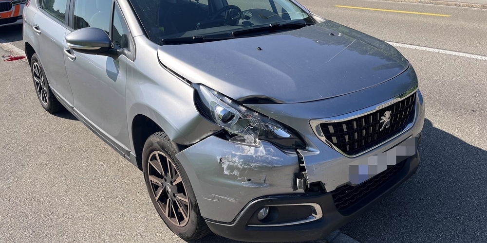 Bei der Auffahrkollision zweier Autos gab es keine Verletzten, aber Sachschaden. Dem alkoholisierten Verursacher wurde das Führerausweis aberkannt.