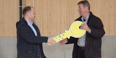 Tobias Ziegler (links), Geschäftsführer von Ziegler Partner Architekten AG, überreicht Stephan Hauser, Geschäftsführer der Linthebene Melioration, den Schlüssel für den neuen Werkhof. (Bild: Hans-Ruedi Rüegsegger)