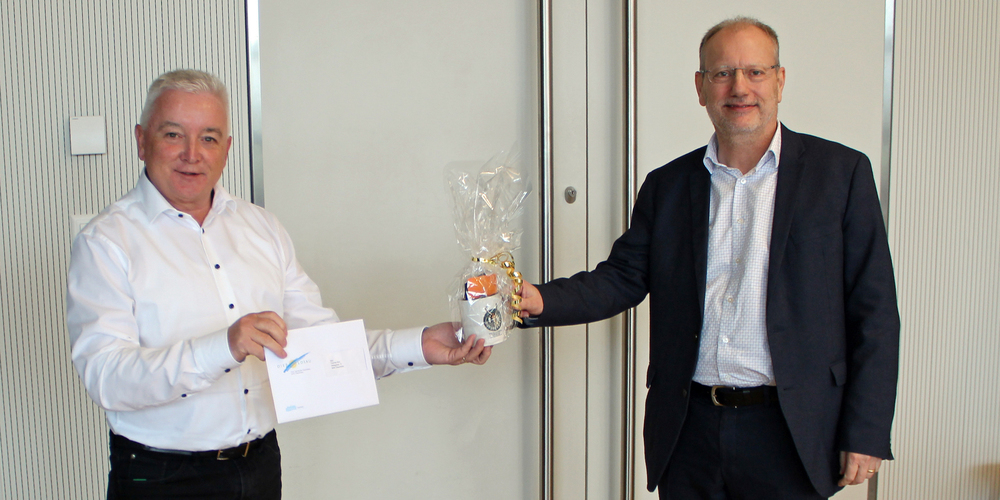 Rechtsanwalt Thomas Bolt wurde von Gemeindepräsident Roland Wälter nach sechzehn Jahren aus dem Gemeinderat verabschiedet (Bild:zVg)