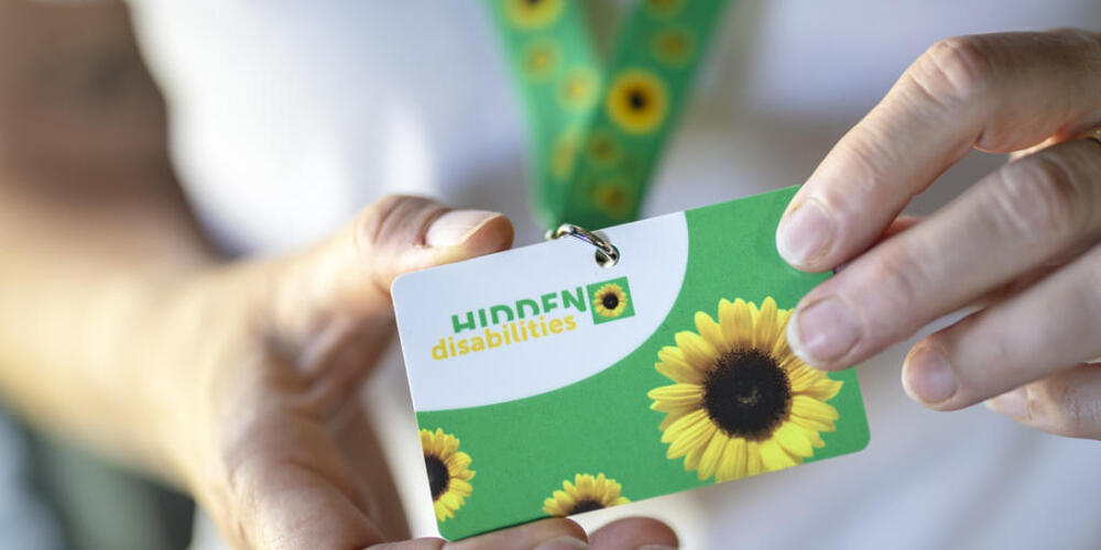 Mit dem Sonnenblumen-Bändel können Menschen signalisieren, dass sie an unsichtbaren Einschränkungen leiden, etwa Autismus oder ADHS.