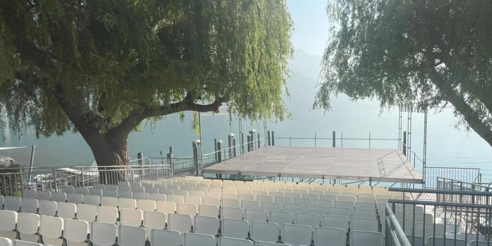 Die Inszenierung "Ungeheuerlich" wird auf einer Bühne im Walensee aufgeführt.