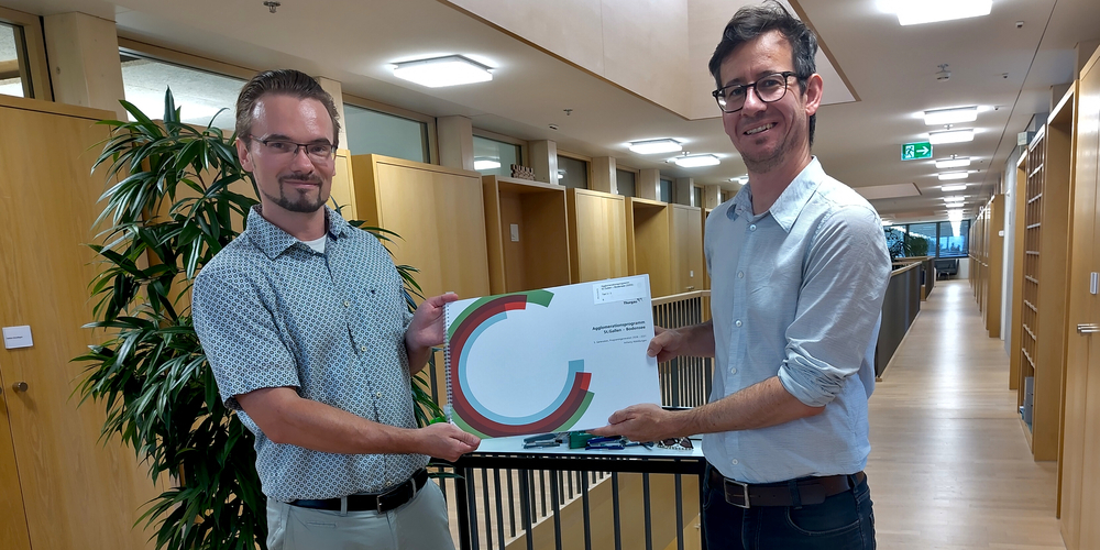 Tobias Winiger, Leiter Aggloprogramm St.Gallen-Bodensee (rechts), übergibt die 5. Generation an Jesse Mägli, Spezialist Agglomerationsprogramme beim Bundesamt für Raumentwicklung ARE