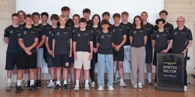 Diejenigen der austretenden Sportschüler, die anwesend sind, posieren mit Hans Höhener zum Erinnerungsfoto.