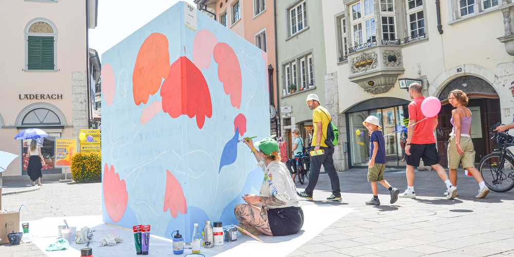 Überall in der Stadt verschönerten Kulturschaffende die Strassen mit ihrer Kunst. So auch Petra Hilber an der Vordergasse.