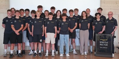 Diejenigen der austretenden Sportschülerinnen und Sportschüler, die anwesend sind, posieren mit Hans Höhener zum Erinnerungsfoto.