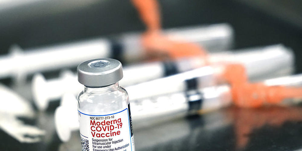 Ein Fläschchen des Moderna-Impfstoffes steht neben Spritzen, die für die Impfung von Mitgliedern der US-Air Guard und der US-Army National Guard in Mississippi verwendet werden. Foto: Rogelio V. Solis/AP/dpa