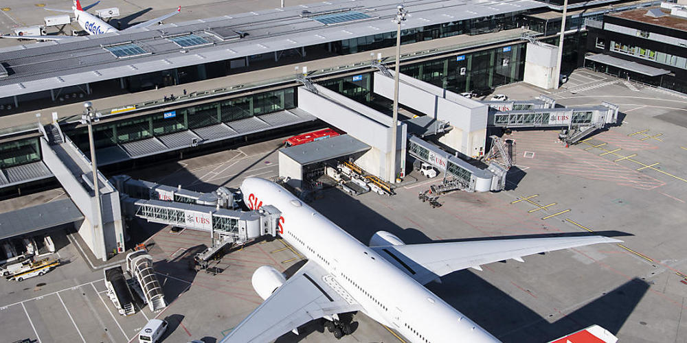 Eine Maschine der Fluggesellschaft Swiss am Flughafen Zürich. (Archivbild)