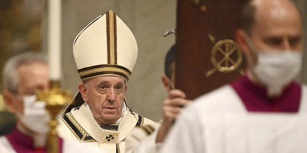 Papst Franziskus (m.) kommt in die Basilika Sankt Peter, um die Christmette zu feiern. Foto: Vincenzo Pinto/AFP POOL/AP/dpa
