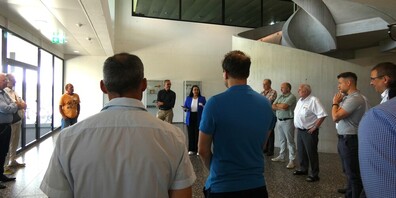 Pakize Sönmez, Präsidentin der FDP Gossau-Arnegg und Organisatorin des Anlasses, begrüsste die Teilnehmenden im Eingangsbereich der Firma Gema in der Sommerau in Gossau.
