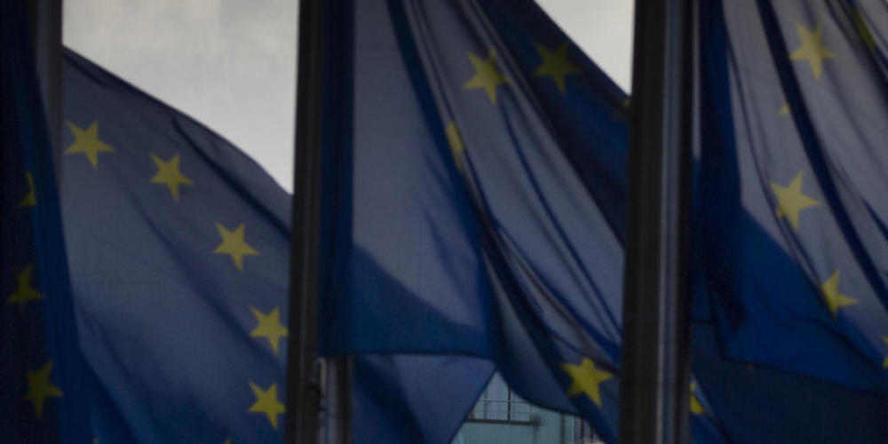 dpatopbilder - Rauch steigt am Hauptsitz der EU aus einem Schornstein auf. Foto: Virginia Mayo/AP/dpa