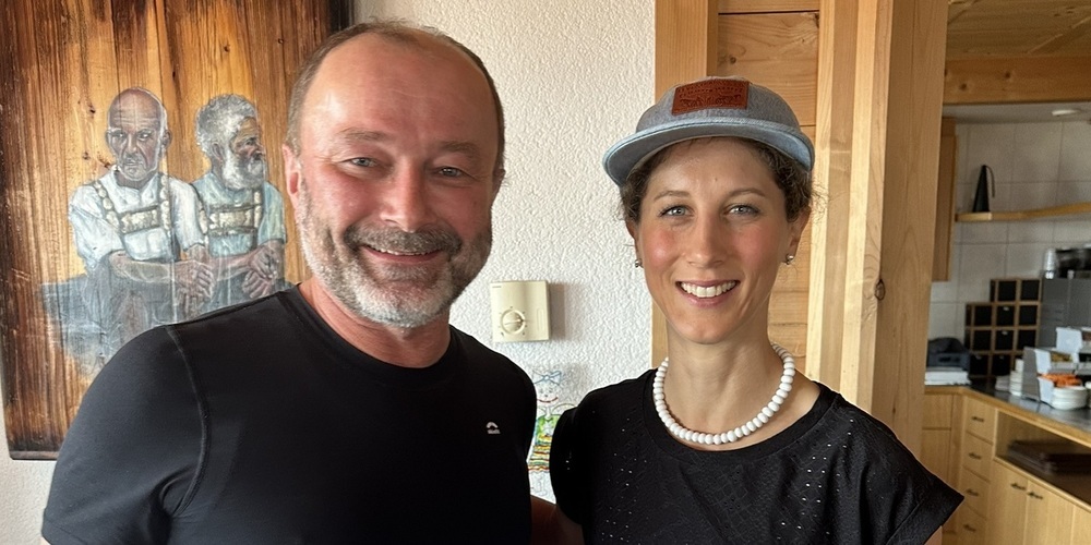 Thomas Manser und Jolanda Neff vereinbaren, dass das Restaurant St. Anton für die Teilnehmenden des GP Jolandaland für die Zwischenverpflegung zur Verfügung steht