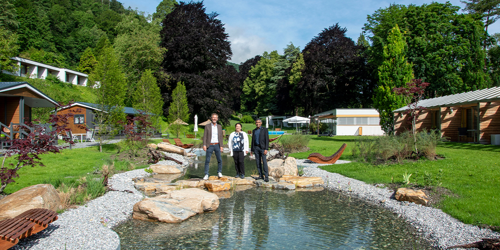Prächtig: Der neue See im Bad Ragazer Schlosspark lädt zur Gartenparty.