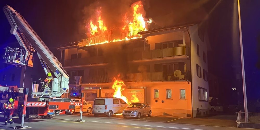Flammen schlagen aus dem Dachstock des Mehrfamilienhauses an der Hauptstrasse in Schmerikon.