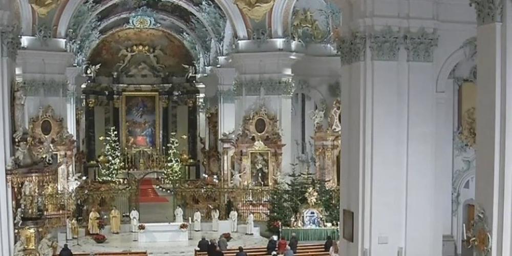 Nur rund zwei dutzend Gläubige vor Ort: Vorgezogene Mitternachtsmesse in der Kathedrale in St. Gallen.